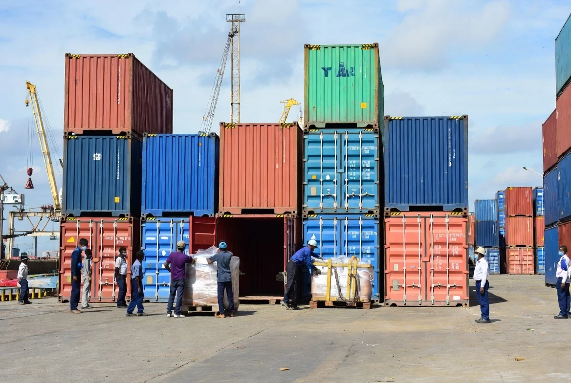 Gambaran Umum Kegiatan Bongkar Muat dalam Logistik Laut