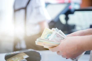 Mengapa Menyimpan Terlalu Banyak Uang Tunai Juga Berisiko