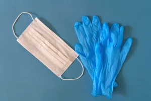 Alasan Kenapa Masker & Sarung Tangan Itu Wajib di Lab