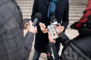 Etika Jurnalistik: Batasan Apa yang Boleh Tayang di Media?